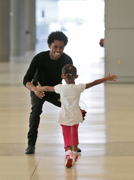 Soko, 5 anni, corre da pap Feyisa Lilesa. Aeroporto di Miami. Un momento di grandissima emozione. Ap